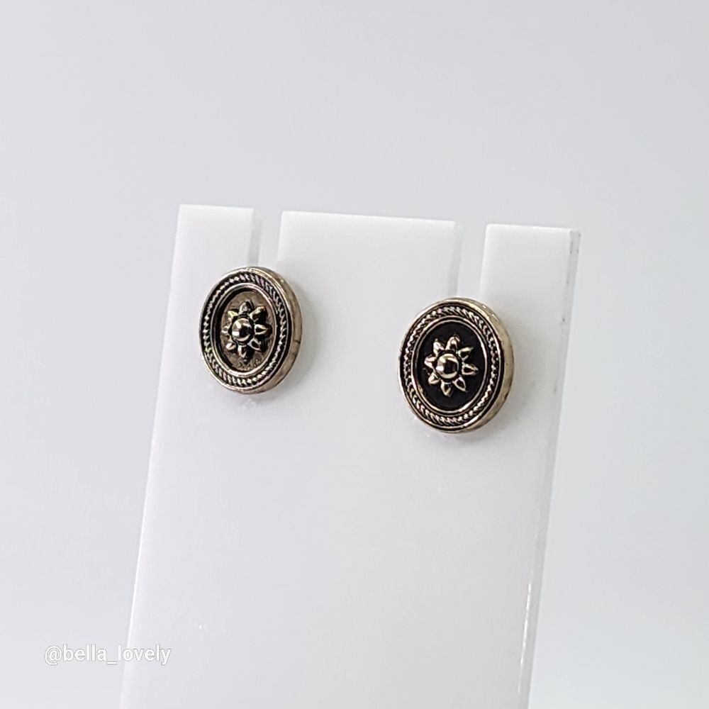 Petite Floral Round Gold Toned Stud Earrings Jewelry 0.5"